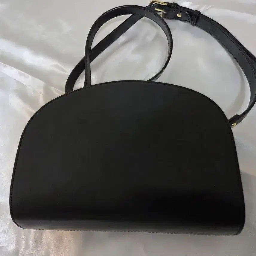 [BUNJANG] A.P.C. Half Moon Mini Crossbody Bag / A.P.C. 아페쎄 하프문 미니 크로스백 블랙