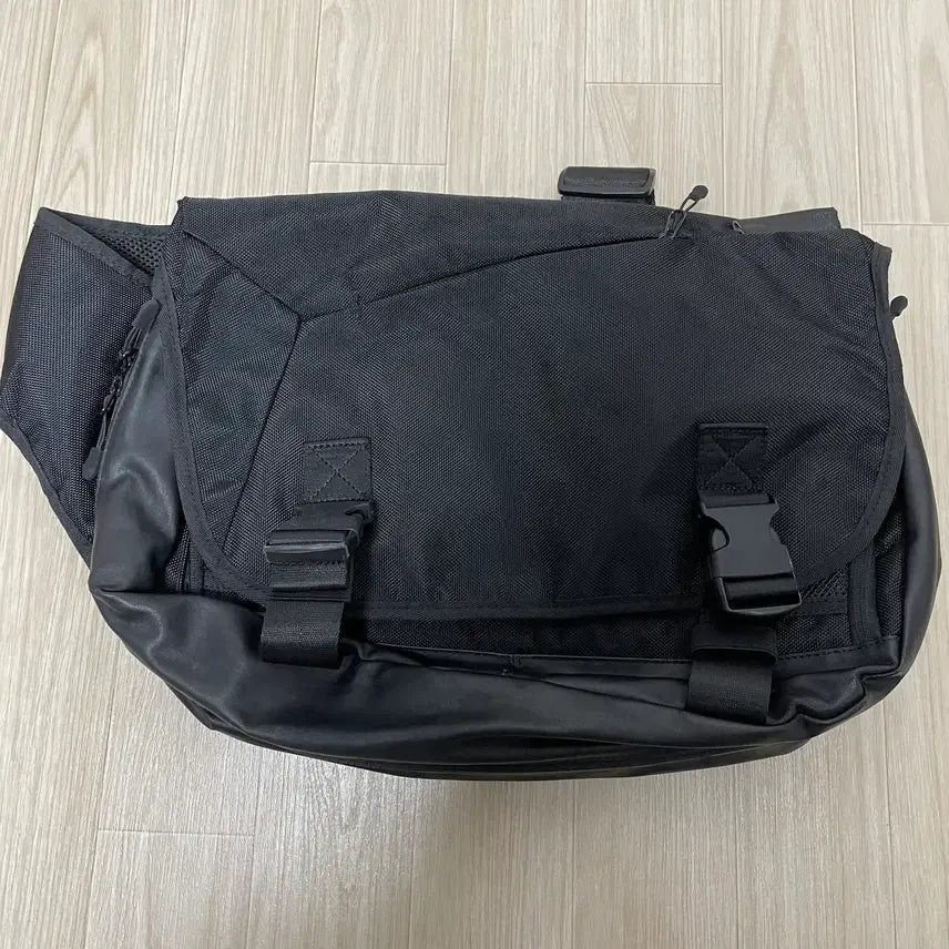 [BUNJANG] Monster Republic Compound Messenger Bag / 몬스터리퍼블릭 메신저백