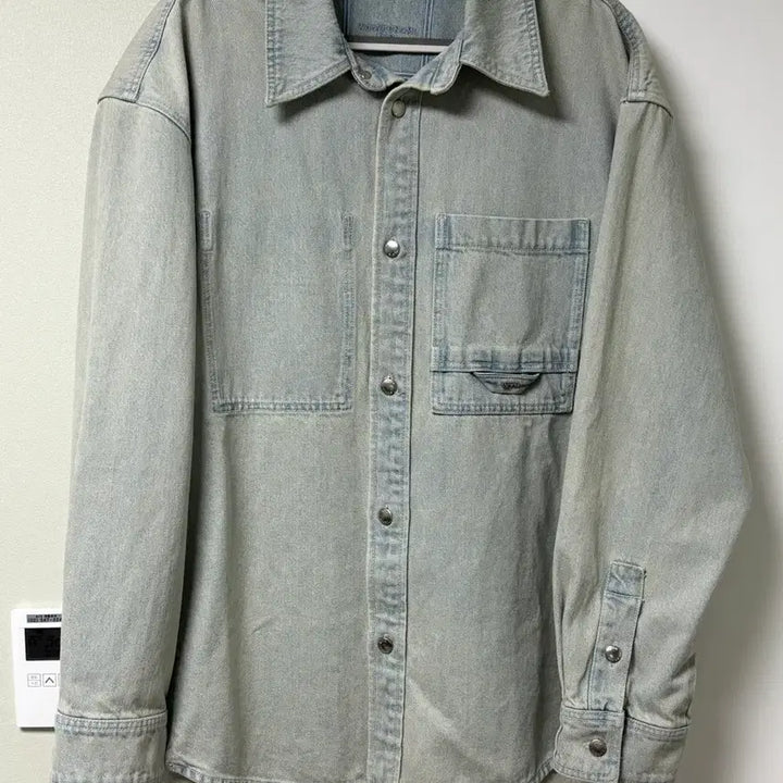 [SOLD OUT] [새상품급] 우영미 25SS 플라워 백로고 데님 셔츠 50사이즈