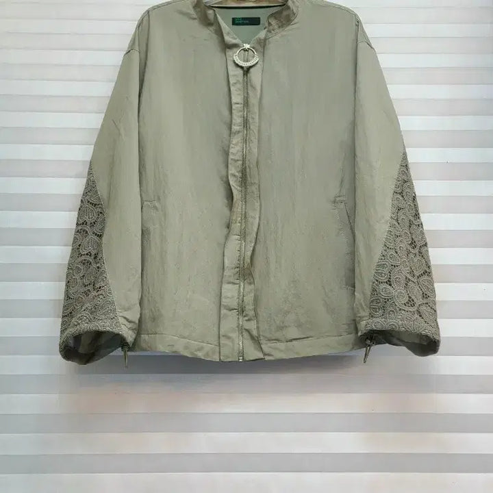 [SOLD OUT] 베네통> 레이스 배색 얇은 점퍼