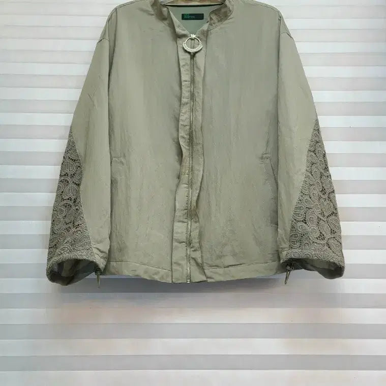 [SOLD OUT] 베네통> 레이스 배색 얇은 점퍼