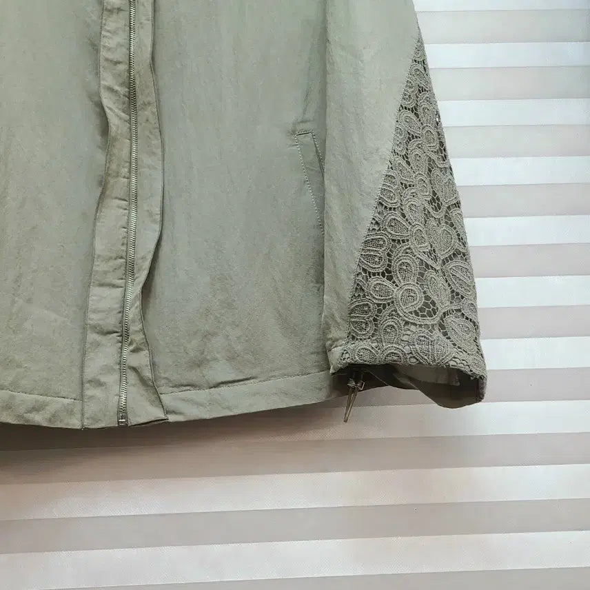 [SOLD OUT] 베네통> 레이스 배색 얇은 점퍼