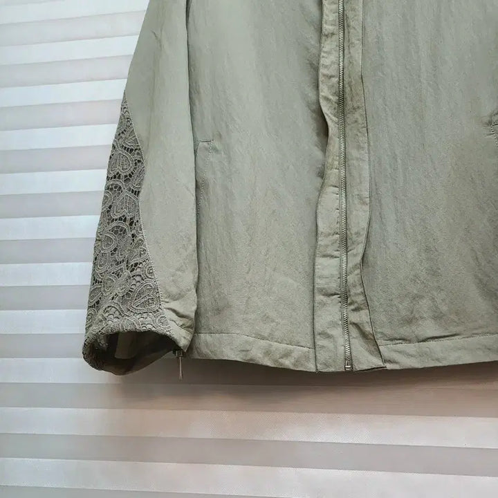 [SOLD OUT] 베네통> 레이스 배색 얇은 점퍼