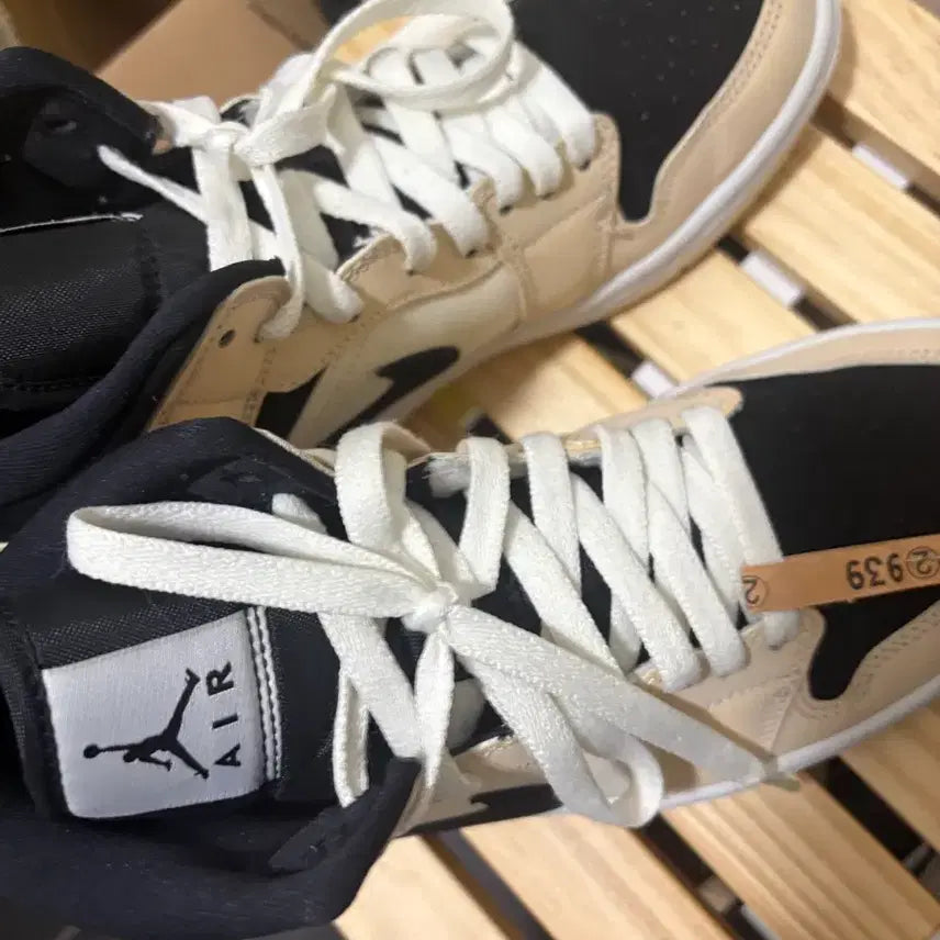 [BUNJANG] Nike Air Jordan 1 Mid Barely Orange Sneakers / 나이키 에어조던1 미드 베얼리 오렌지 245