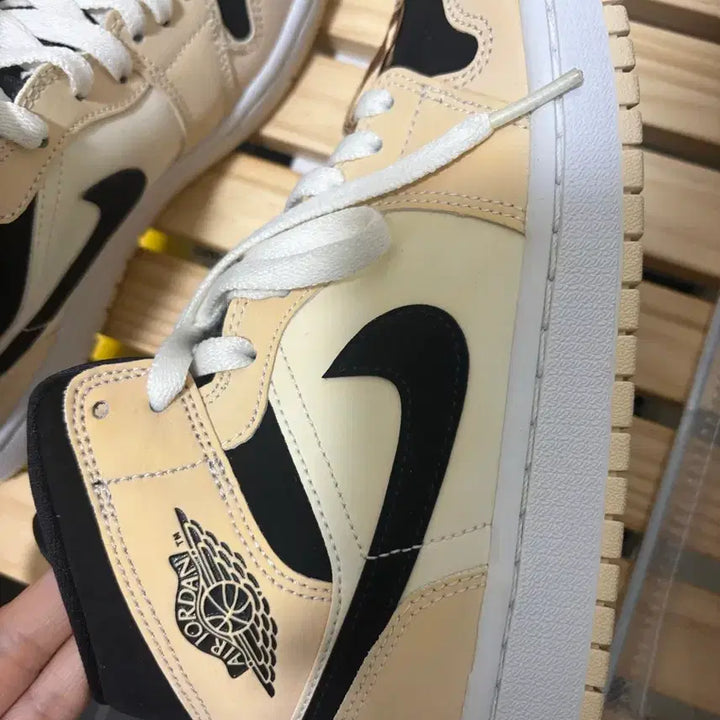 [BUNJANG] Nike Air Jordan 1 Mid Barely Orange Sneakers / 나이키 에어조던1 미드 베얼리 오렌지 245