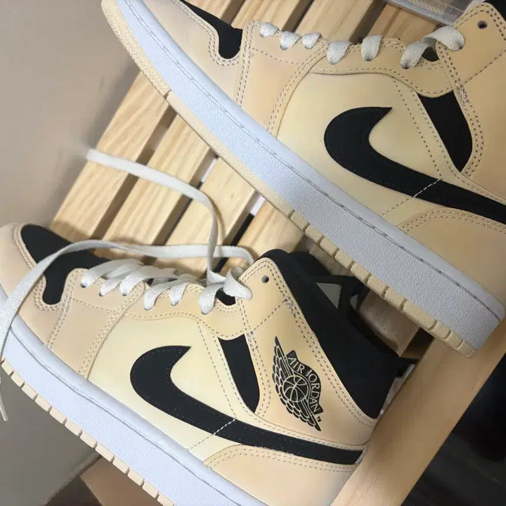 [BUNJANG] Nike Air Jordan 1 Mid Barely Orange Sneakers / 나이키 에어조던1 미드 베얼리 오렌지 245