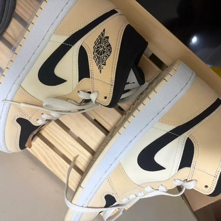 [BUNJANG] Nike Air Jordan 1 Mid Barely Orange Sneakers / 나이키 에어조던1 미드 베얼리 오렌지 245