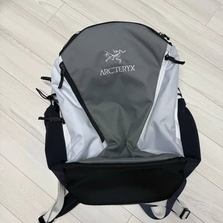[SOLD OUT] 아크테릭스 x 빔즈 맨티스 26 백팩 트랭퀼