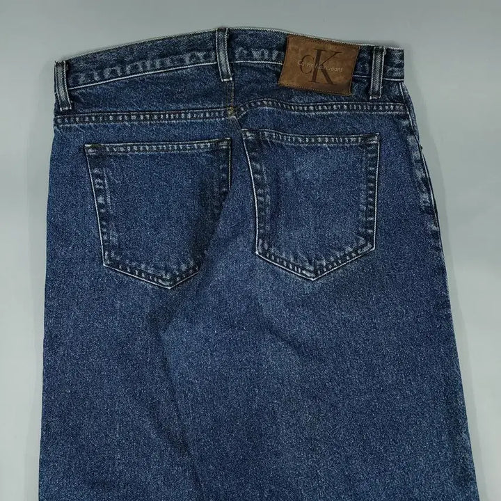 [BUNJANG] Calvin Klein Jeans Denim Jeans / 캘빈클라인 진스 진청워싱 로고 레더탭 이지핏 청바지 데님팬츠 MADE I
