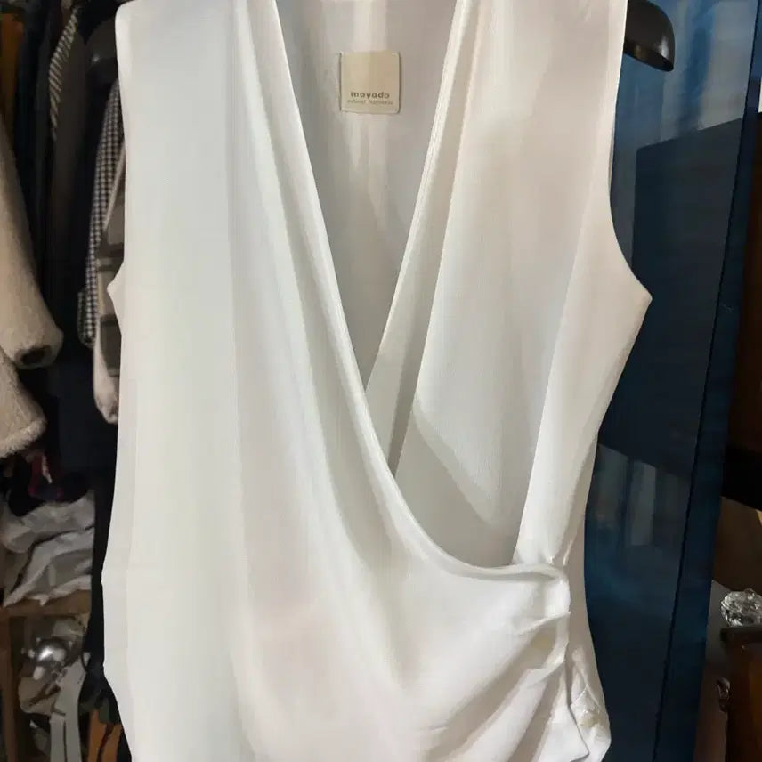 [BUNJANG] White Sleeveless Blouse / 화이트 나시 블라우스