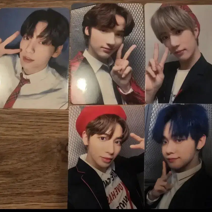 [BUNJANG] TXT Official Light Stick and Member Photocards (10) / 투모로우바이투게더 TXT 공식 응원봉과 멤버별포카 10장
