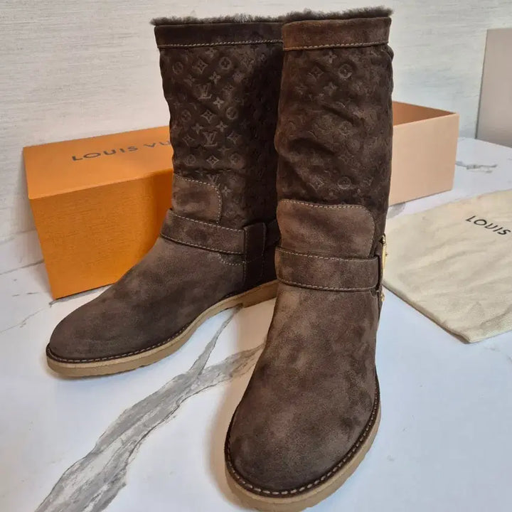 [BUNJANG] Louis Vuitton Dark Brown Suede UGG Boots (Size 37) / (정품) 루이비통 다크브라운 스웨이드 어그 부츠 신발 37