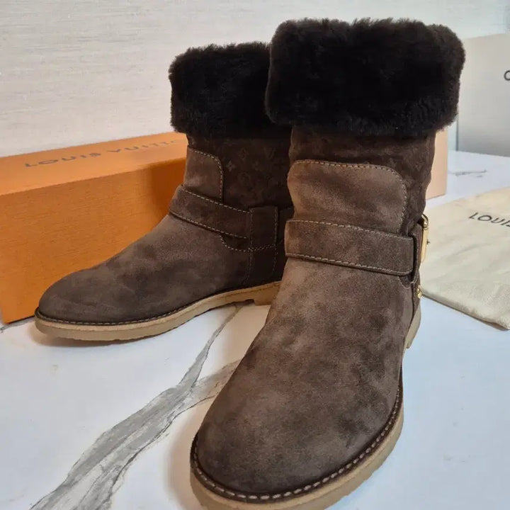 [BUNJANG] Louis Vuitton Dark Brown Suede UGG Boots (Size 37) / (정품) 루이비통 다크브라운 스웨이드 어그 부츠 신발 37