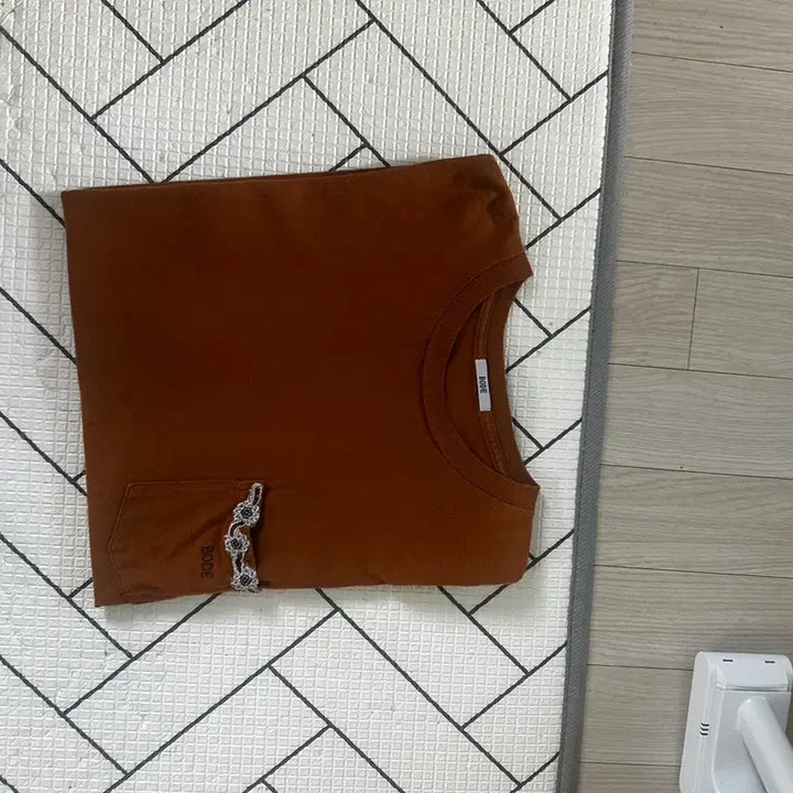 [BUNJANG] BODE Embroidered Brown T-Shirt (L) / BODE 보디 자수 브라운 반팔(L)