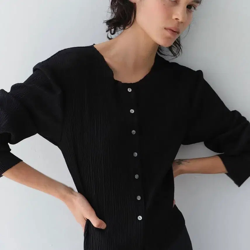[BUNJANG] LETTER Mela Pleats Blouse / LETTER Mela pleats blouse 레터 플리츠 블라우스 검정