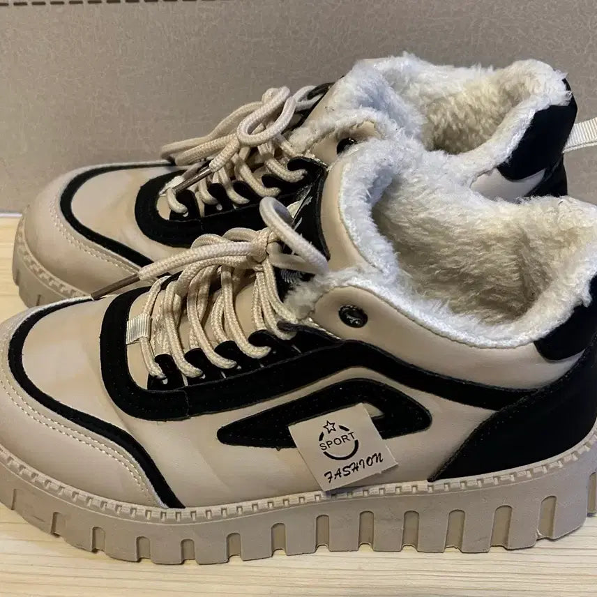 [BUNJANG] Ivory Fur Lined Sneakers / 아이보리 퍼 안감 운동화