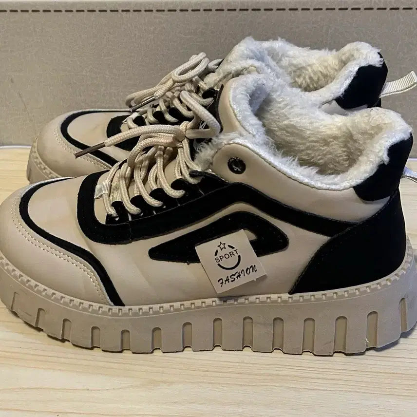 [BUNJANG] Ivory Fur Lined Sneakers / 아이보리 퍼 안감 운동화