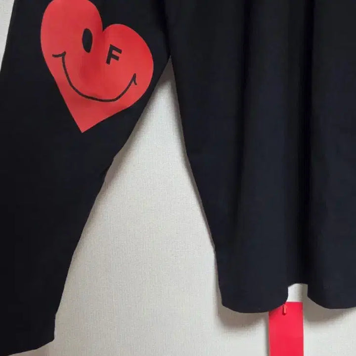 [BUNJANG] GRAVER Heart Smile Black Long Sleeve T-shirt / 남녀공동/ GRAVER 하트 스마일 블랙 롱 슬리브 티