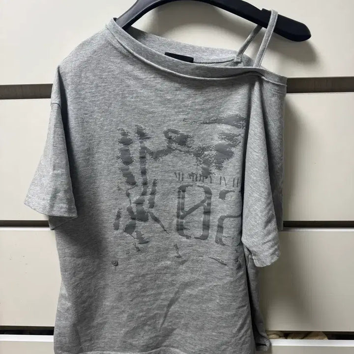 [SOLD OUT] 레더리 빈티지 슬릿 원숄더 반팔티