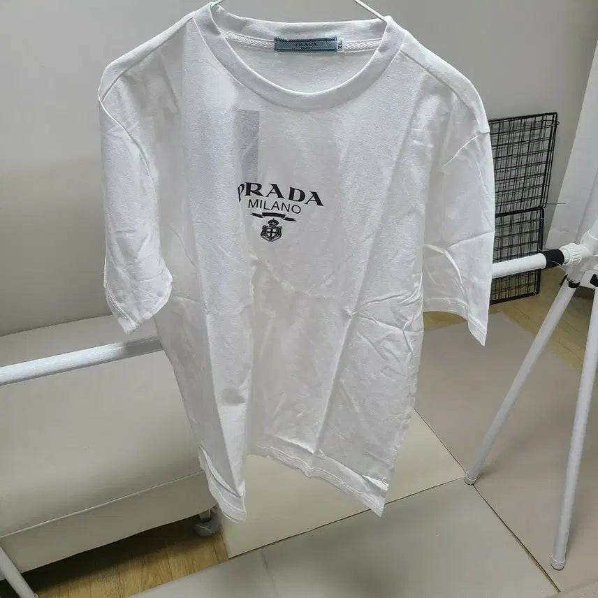 [SOLD OUT] 프라다  반팔 티셔츠가운데로고남여새옷새거에요