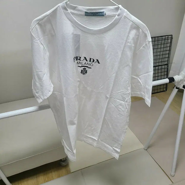 [BUNJANG] 프라다  반팔 티셔츠가운데로고남여새옷새거에요 / 프라다  반팔 티셔츠가운데로고남여새옷새거에요