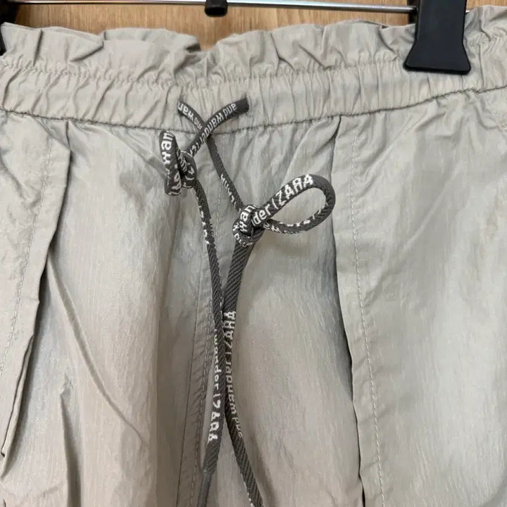 [BUNJANG] Zara x And Wander Water Repellent Trousers (Size M) / 자라 x 앤드원더 워터 리펠런트 트라우저(사이즈 M)
