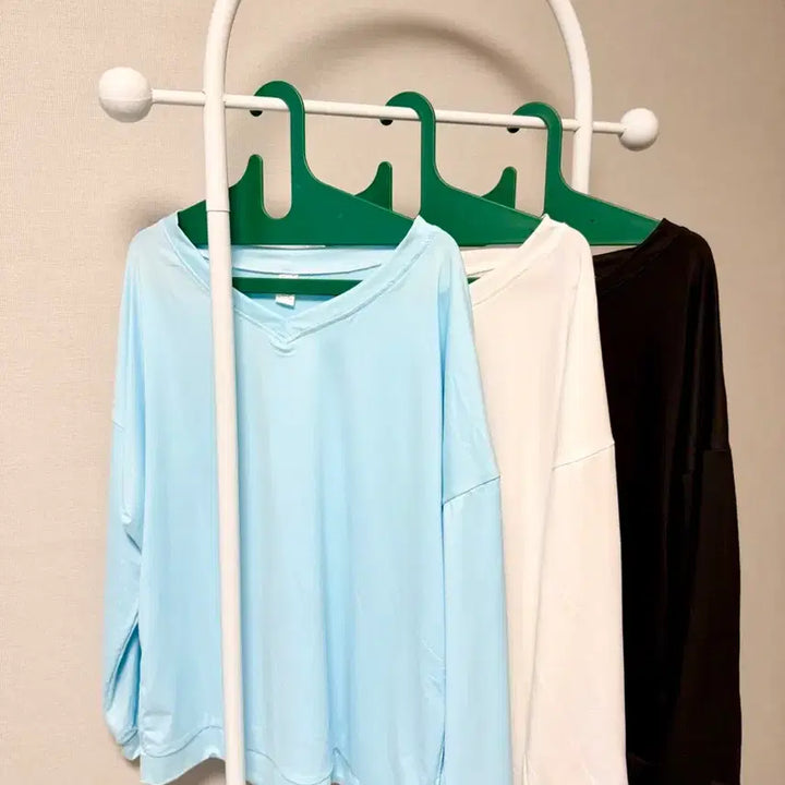 [BUNJANG] V-Neck Oversized Long Sleeve T-Shirt - Sky Blue / 브이넥 맨투맨 긴팔 티셔츠 오버핏 루즈핏 스카이블루 하늘색