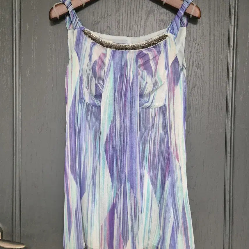 [BUNJANG] Yes Biz Embellished Sleeveless Blouse / 예츠 비즈 장식 민소매 블라우스