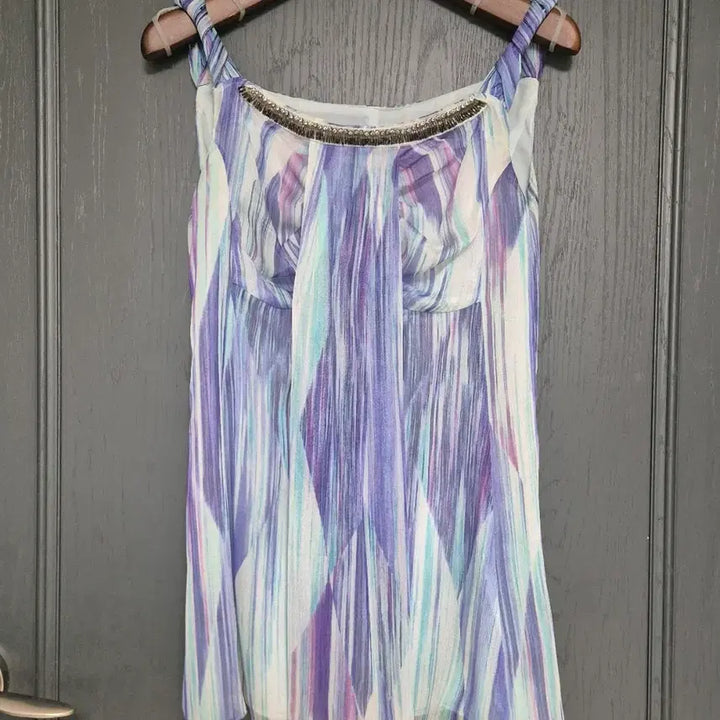 [BUNJANG] Yes Biz Embellished Sleeveless Blouse / 예츠 비즈 장식 민소매 블라우스