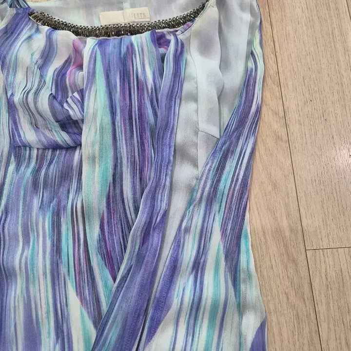 [BUNJANG] Yes Biz Embellished Sleeveless Blouse / 예츠 비즈 장식 민소매 블라우스
