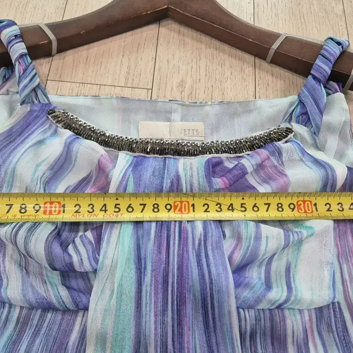 [BUNJANG] Yes Biz Embellished Sleeveless Blouse / 예츠 비즈 장식 민소매 블라우스