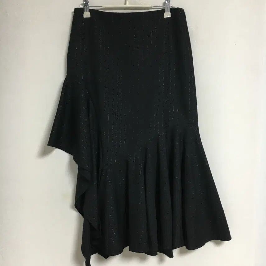 [BUNJANG] Lucky Chouette Asymmetric Flare Skirt / 럭키슈에뜨 언발 플레어 스커트 36