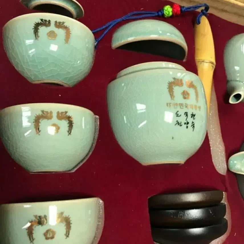 [BUNJANG] Noh Moo-hyun Celadon Porcelain Tea Set / 노무현 대통령 봉황무늬 청자 다기세트. 새상품
