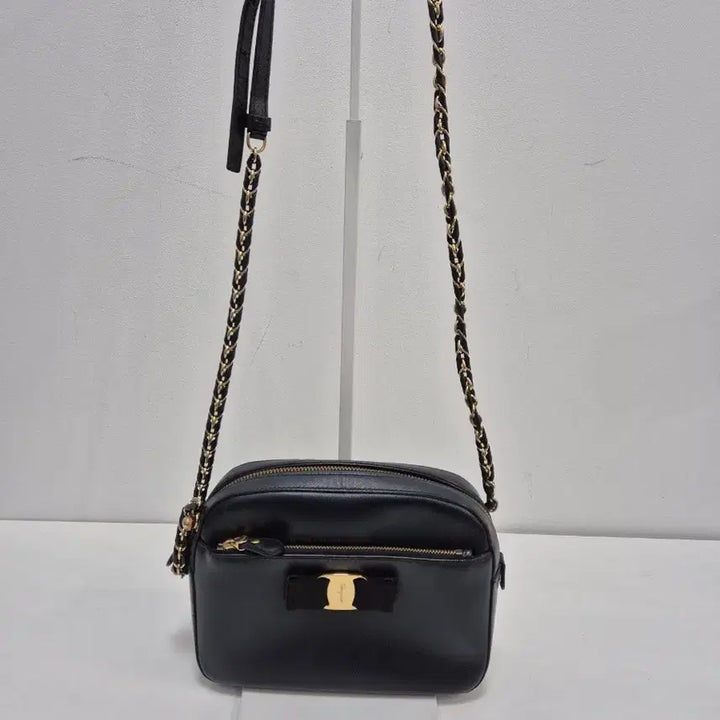 [BUNJANG] Ferragamo Lydia Ribbon Chain Crossbody Bag / 페레가모 리디아 리본 체인 크로스백 21F568