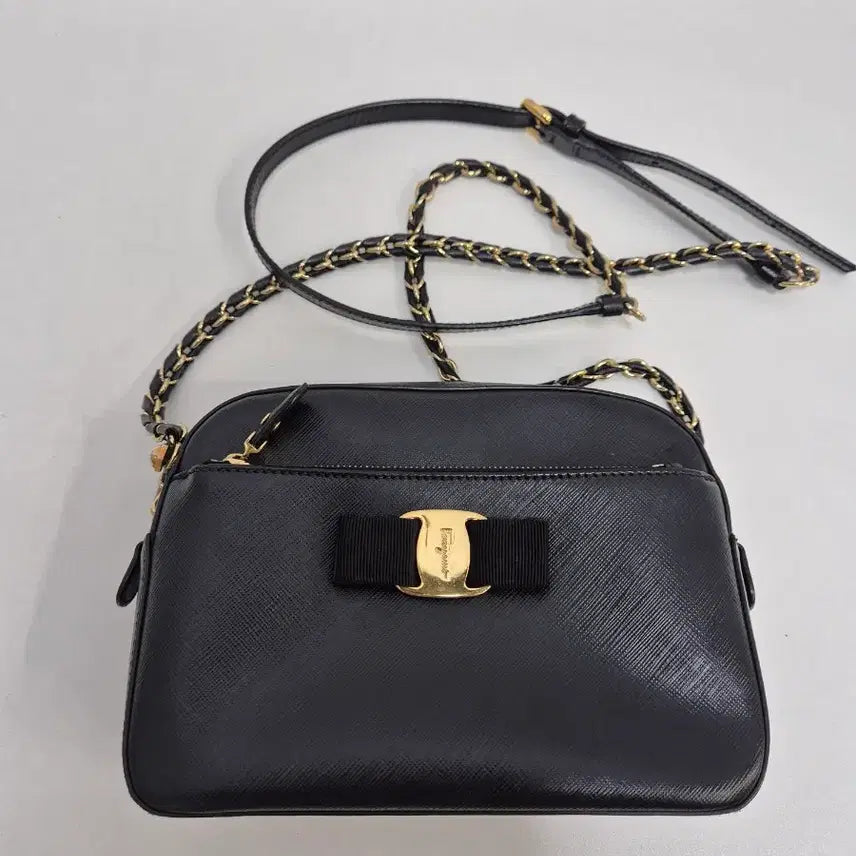 [BUNJANG] Ferragamo Lydia Ribbon Chain Crossbody Bag / 페레가모 리디아 리본 체인 크로스백 21F568