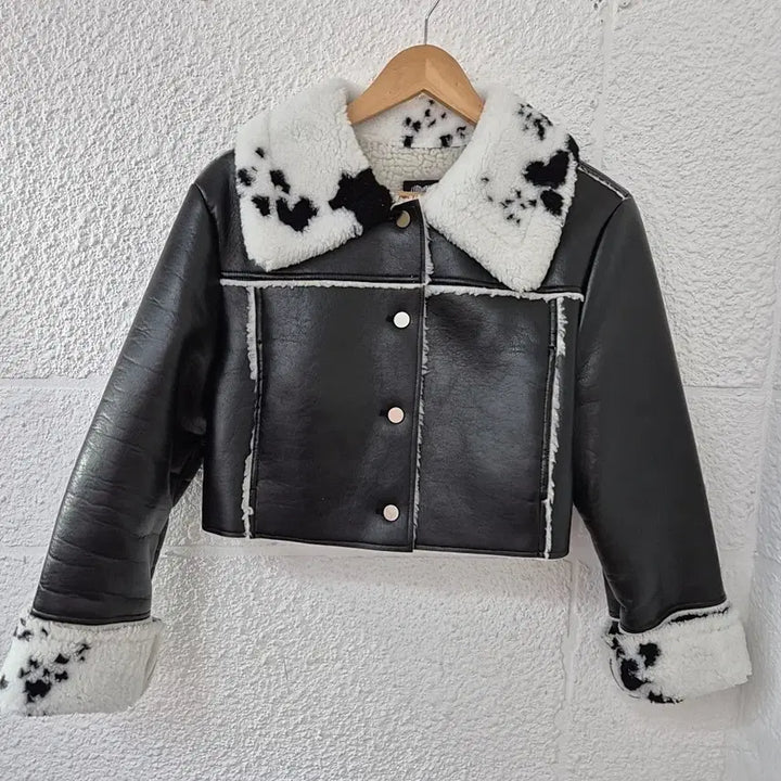 [BUNJANG] Love Is True Black Faux Leather Crop Mustang Jacket / 러브이즈트루 블랙 인조 가죽 크롭 무스탕 자켓