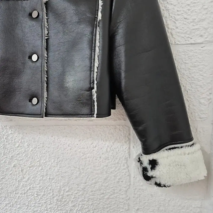 [BUNJANG] Love Is True Black Faux Leather Crop Mustang Jacket / 러브이즈트루 블랙 인조 가죽 크롭 무스탕 자켓