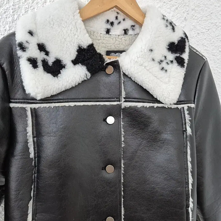 [BUNJANG] Love Is True Black Faux Leather Crop Mustang Jacket / 러브이즈트루 블랙 인조 가죽 크롭 무스탕 자켓