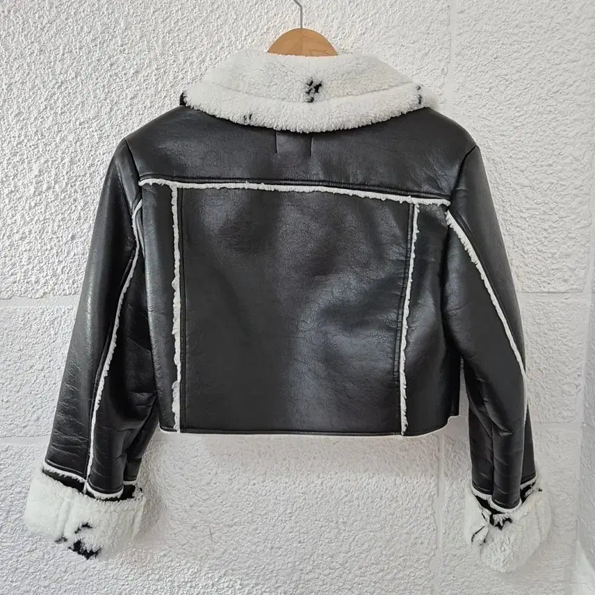 [BUNJANG] Love Is True Black Faux Leather Crop Mustang Jacket / 러브이즈트루 블랙 인조 가죽 크롭 무스탕 자켓