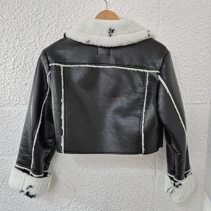 [BUNJANG] Love Is True Black Faux Leather Crop Mustang Jacket / 러브이즈트루 블랙 인조 가죽 크롭 무스탕 자켓