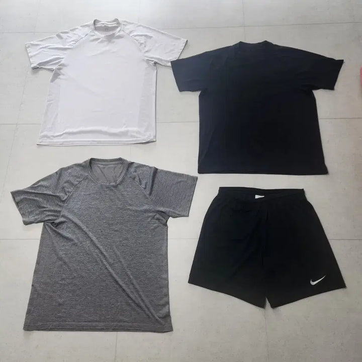 [SOLD OUT] 유니클로 기능성반팔3장(2XL) + 나이키 반바지 새상품(XL)