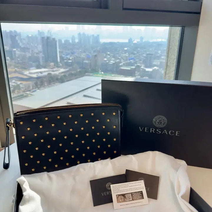 [BUNJANG] Versace Medusa Studded Leather Pouch / 베르사체 메두사 스터드 레더 파우치 블랙