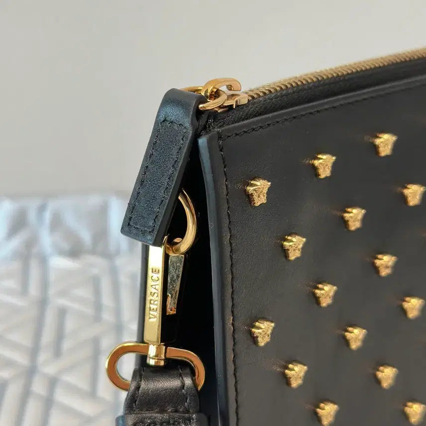 [BUNJANG] Versace Medusa Studded Leather Pouch / 베르사체 메두사 스터드 레더 파우치 블랙
