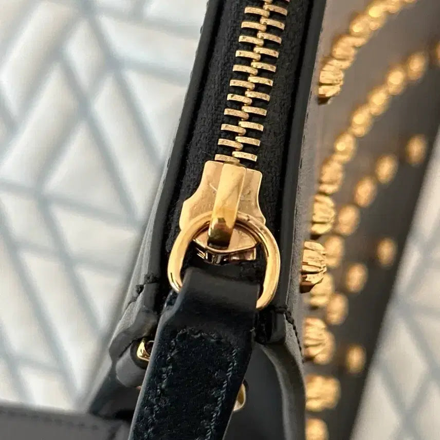 [BUNJANG] Versace Medusa Studded Leather Pouch / 베르사체 메두사 스터드 레더 파우치 블랙