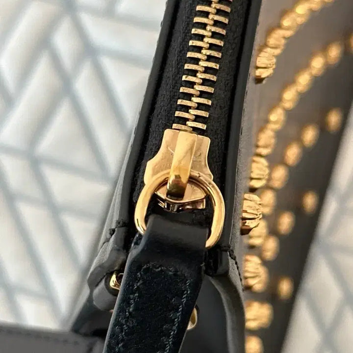 [BUNJANG] Versace Medusa Studded Leather Pouch / 베르사체 메두사 스터드 레더 파우치 블랙