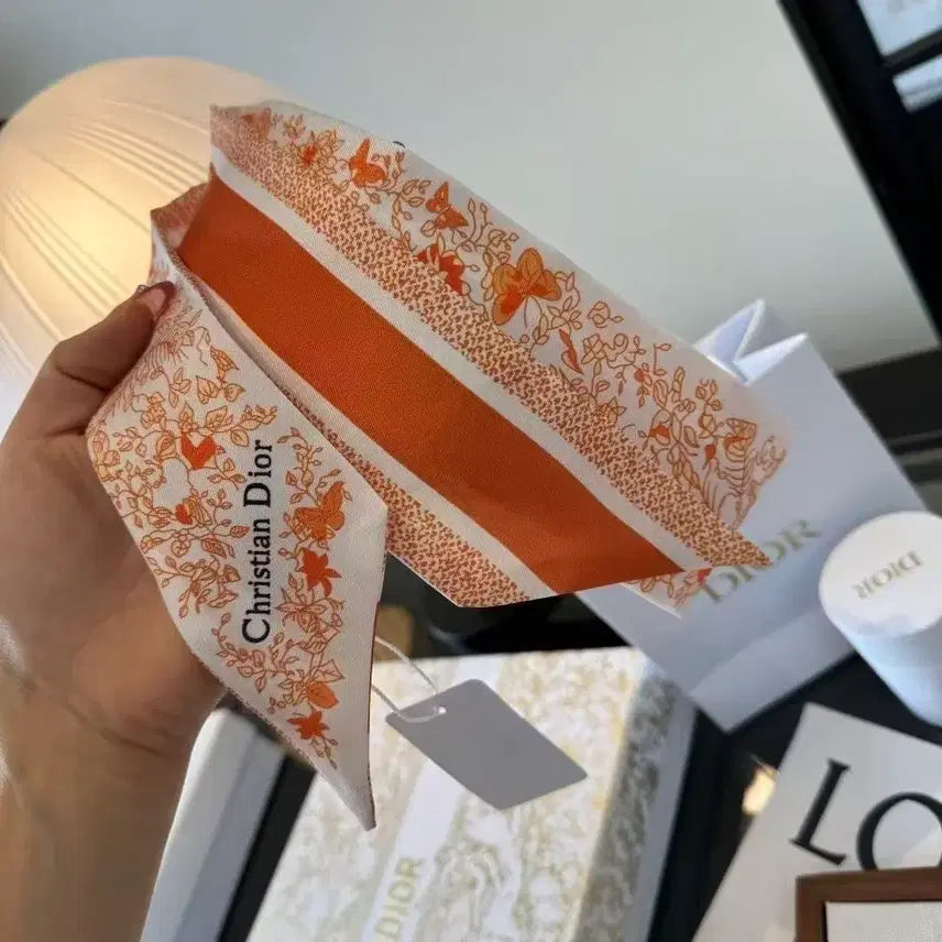 [SOLD OUT] 디올 여름용 작은 스카프 두건 나비넥타이 헤어밴드 손목 밴드 가방 장식