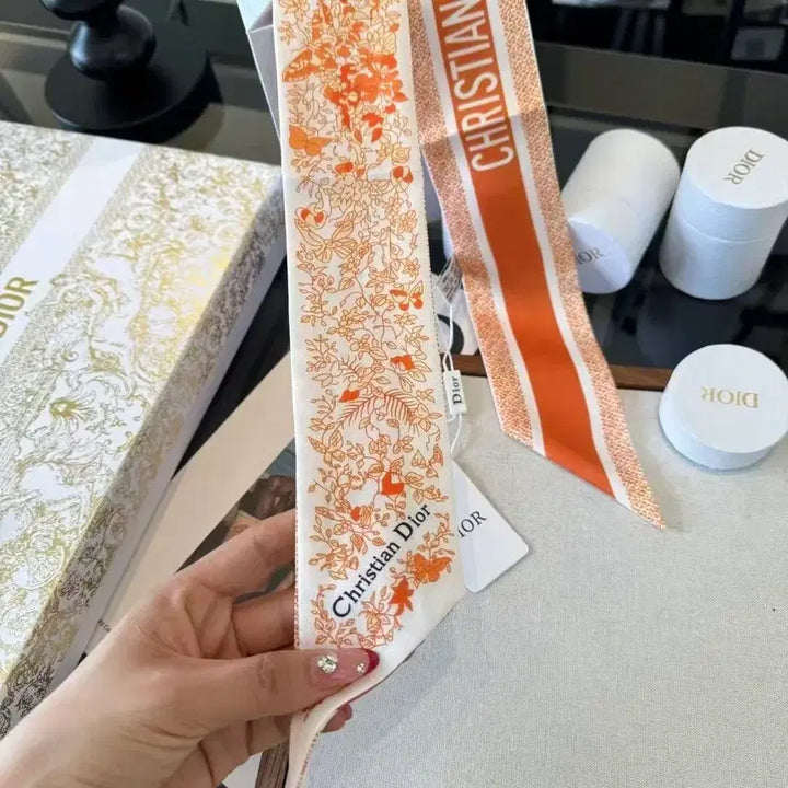 [SOLD OUT] 디올 여름용 작은 스카프 두건 나비넥타이 헤어밴드 손목 밴드 가방 장식