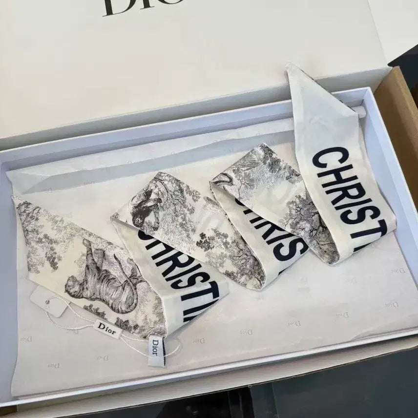 [SOLD OUT] 디올 여름용 작은 스카프 두건 나비넥타이 헤어밴드 손목 밴드 가방 장식