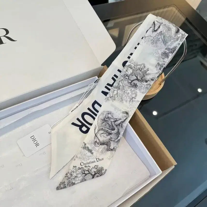 [SOLD OUT] 디올 여름용 작은 스카프 두건 나비넥타이 헤어밴드 손목 밴드 가방 장식