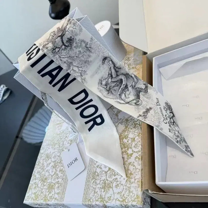 [SOLD OUT] 디올 여름용 작은 스카프 두건 나비넥타이 헤어밴드 손목 밴드 가방 장식